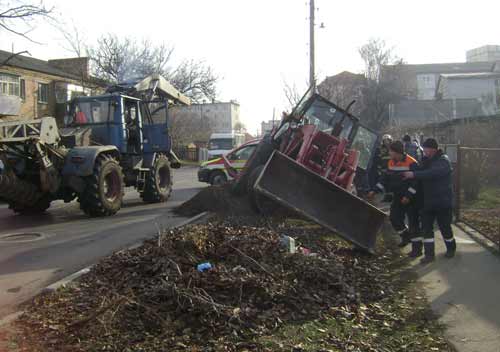 Страшна смерть на Полтавщині: електромонтера трактор задавив у ямі (ФОТО) 