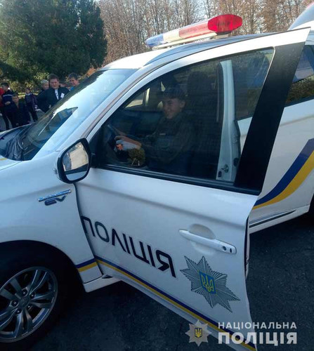 Поліцейські спілкуються із підростаючим поколінням