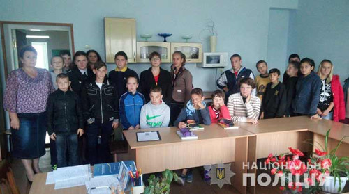 Поліцейські спілкуються із підростаючим поколінням