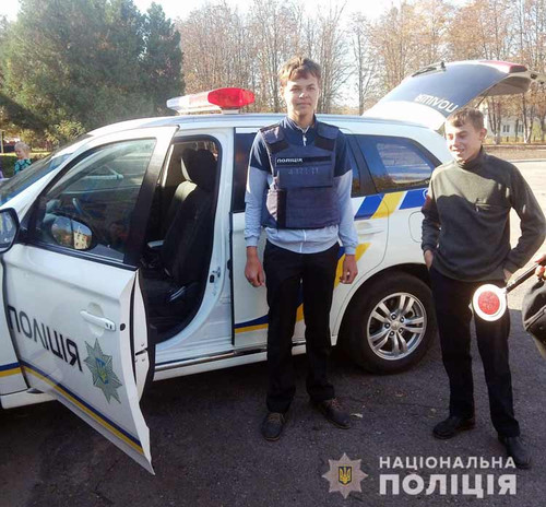 Поліцейські спілкуються із підростаючим поколінням