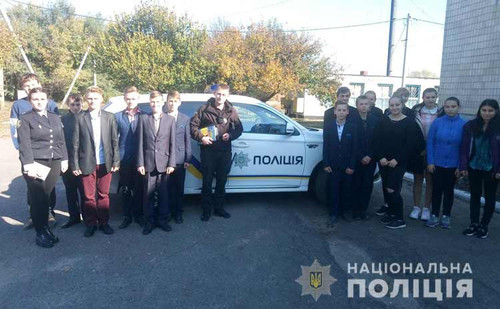 Поліцейські спілкуються із підростаючим поколінням