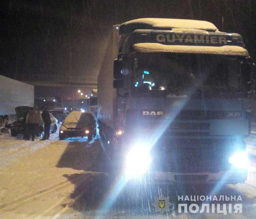 На автодорозі «Київ-Харків» зіткнулися 5 автомобілів