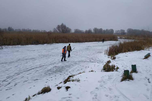 У Пирятині для безпеки рибалок виміряли товщину льодового покриву