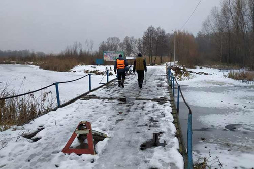 У Пирятині для безпеки рибалок виміряли товщину льодового покриву