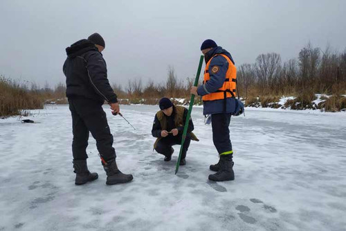 У Пирятині для безпеки рибалок виміряли товщину льодового покриву