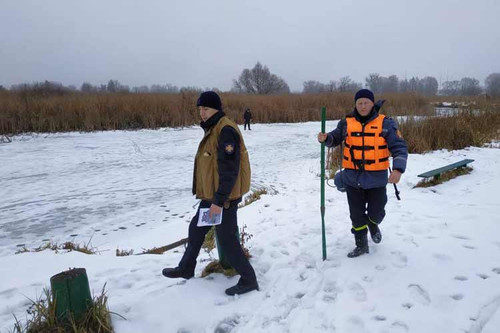 У Пирятині для безпеки рибалок виміряли товщину льодового покриву