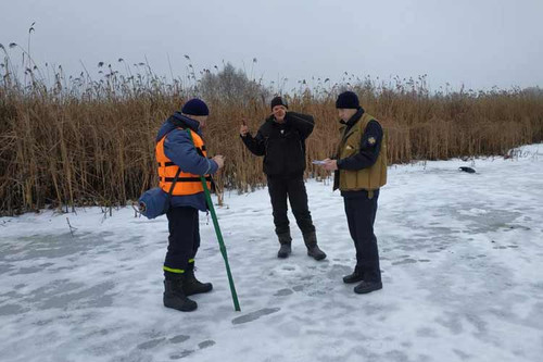 У Пирятині для безпеки рибалок виміряли товщину льодового покриву