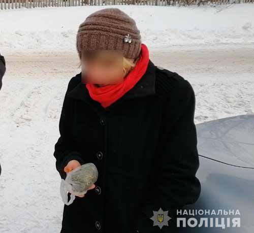На Миргородщині детективи у 28-річної жінки вилучили наркотики