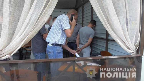 вимаганням коштів та незаконним заволодінням транспортом