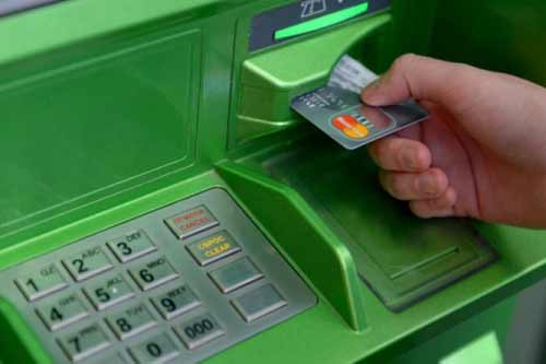  У Лубнах молодики пограбували чоловіка, який знімав гроші з <b>банкомату</b> 
