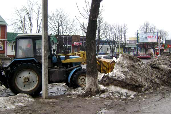 У Лубнах борються із залишками снігу
