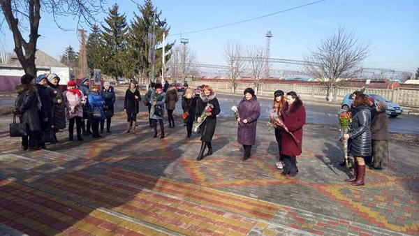 У Гребінці поклали квіти до пам’ятника Шевченку У Гребінці поклали квіти до пам’ятника Шевченку