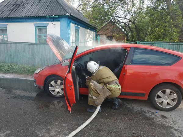 У Лубнах рятувальники загасили палаючий автомобіль