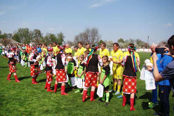 Легенди українського футболу зіграли у Пирятині