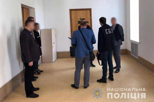 На Полтавщині за вимагання хабара для видачі документів на землю учасникам АТО, затримали посередника