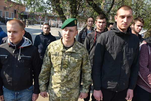 У Полтаві урочисто провели на строкову службу 220 призовників
