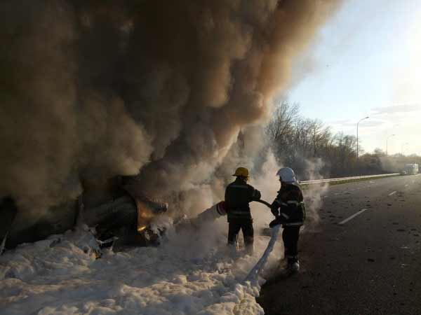 На Полтавщині згоріла вантажівка з молокопродуктами