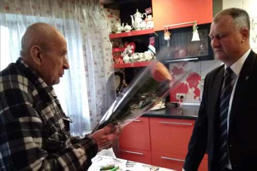 Гребінківські ветерани приймають вітання від міської влади вдома