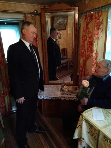 Гребінківські ветерани приймають вітання від міської влади вдома