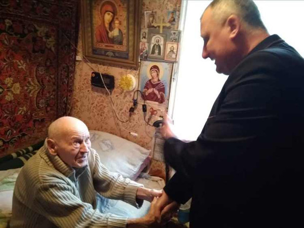 Гребінківські ветерани приймають вітання від міської влади вдома