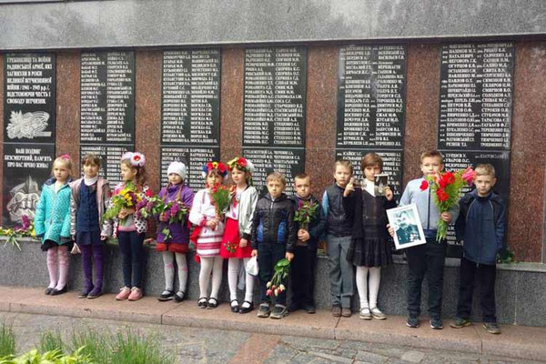 Гребінківські ветерани приймають вітання від міської влади вдома