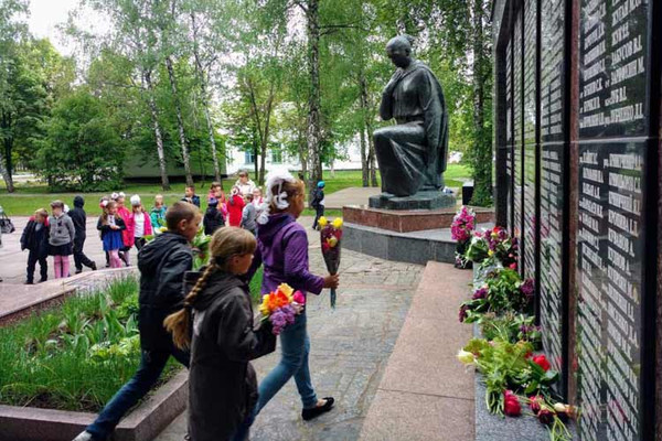 Гребінківські ветерани приймають вітання від міської влади вдома