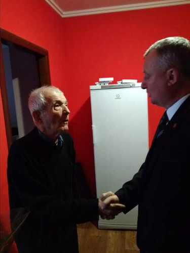 Гребінківські ветерани приймають вітання від міської влади вдома