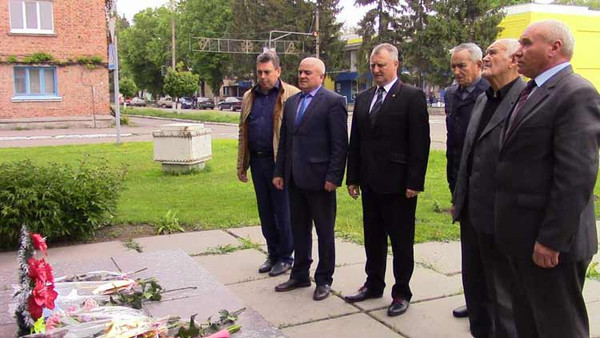 Гребінківські ветерани приймають вітання від міської влади вдома