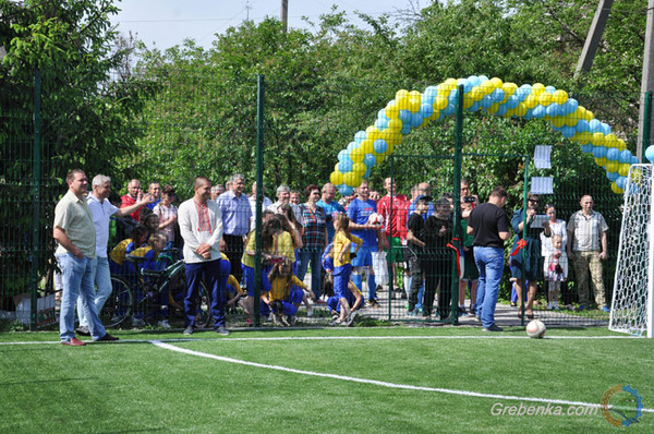 Сучасне міні-футбольне поле відкрили у Гребінці