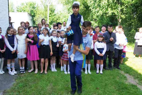 Для випускників Гребінківської громади пролунав останній дзвоник