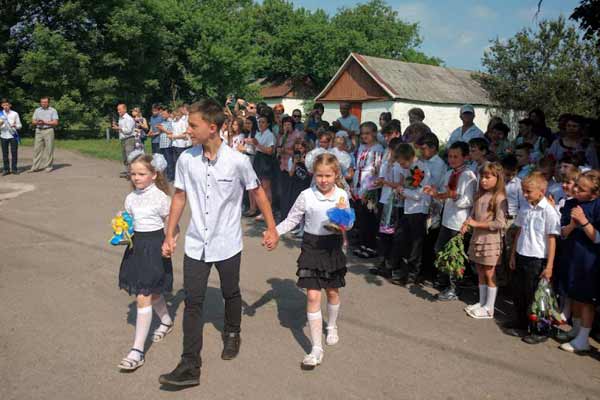 Для випускників Гребінківської громади пролунав останній дзвоник