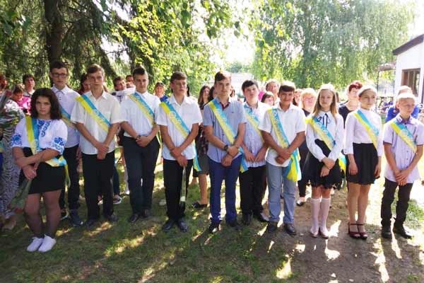 Для випускників Гребінківської громади пролунав останній дзвоник