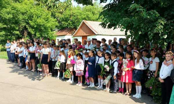 Для випускників Гребінківської громади пролунав останній дзвоник