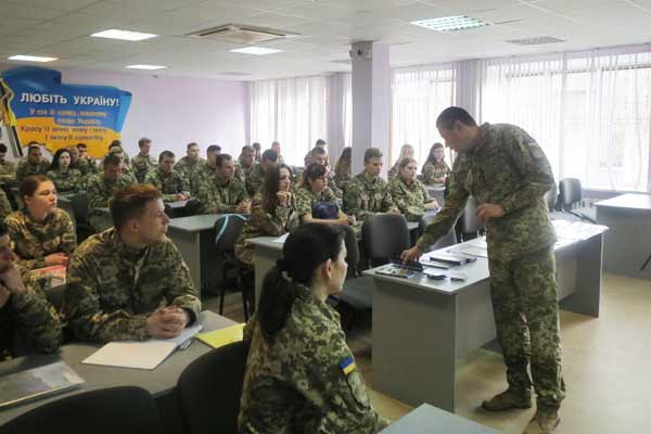 На Полтавщині провели заняття з майбутніми офіцерами На Полтавщині провели заняття з майбутніми офіцерами