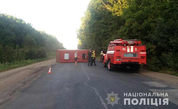 Поблизу селища Диканька перекинувся маршрутний мікроавтобус