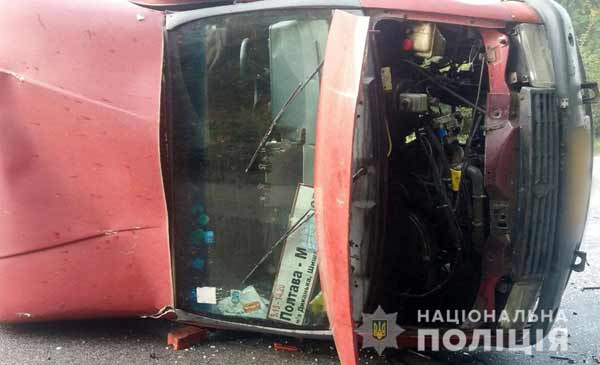 Поблизу селища Диканька перекинувся маршрутний мікроавтобус