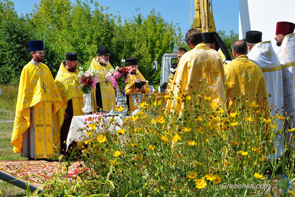 У Гребінці на Свято-Миколаївському храмі встановили хрести