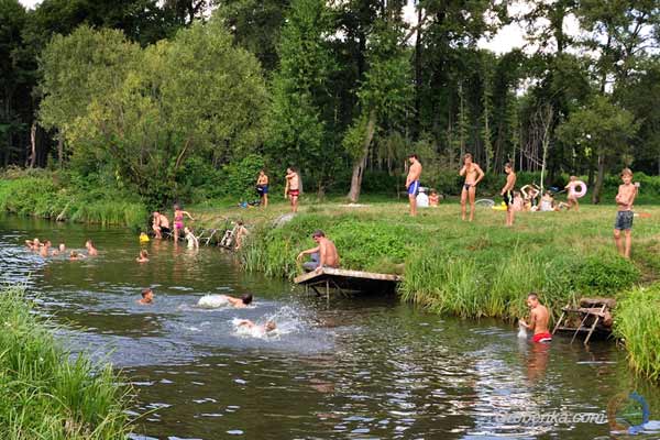 Купання у річці