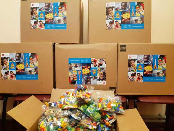 Першокласники Гребінки отримали набори LEGO