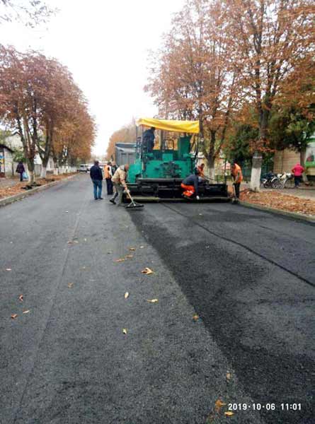 У центрі Гребінки триває ремонт найпроблемнішої ділянки дороги