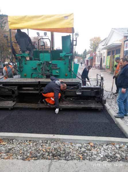 У центрі Гребінки триває ремонт найпроблемнішої ділянки дороги