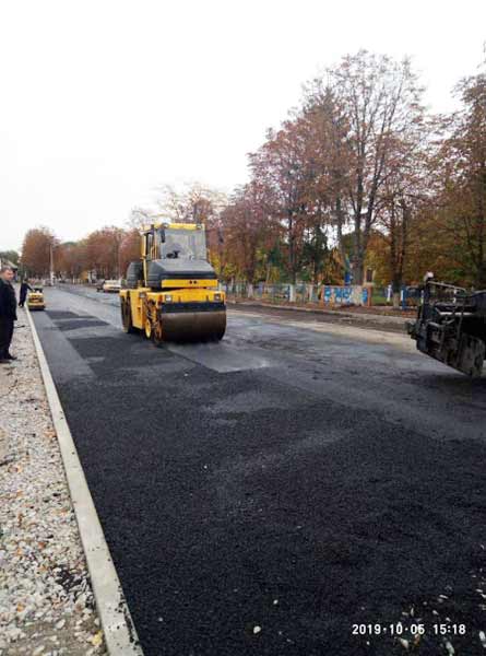У центрі Гребінки триває ремонт найпроблемнішої ділянки дороги