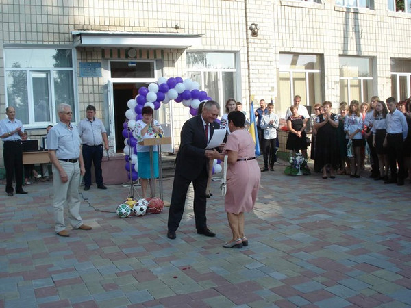 147 першокласників сіли за шкільні парти