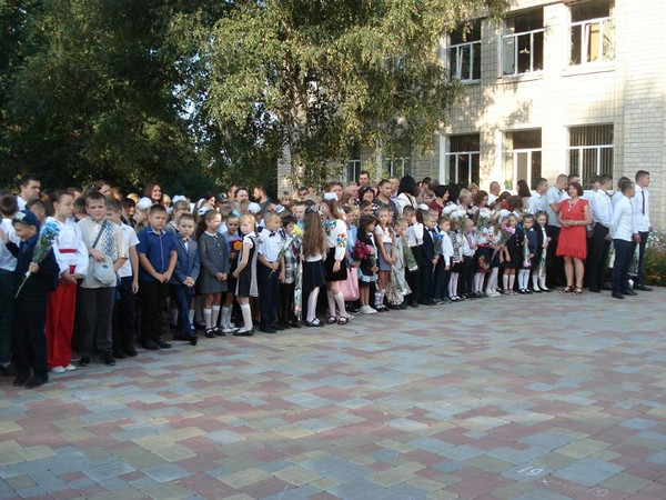 147 першокласників сіли за шкільні парти