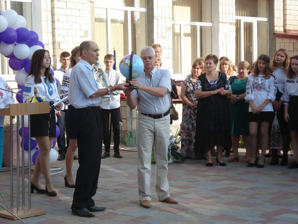 147 першокласників сіли за шкільні парти