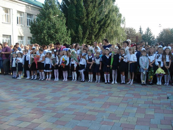 147 першокласників сіли за шкільні парти