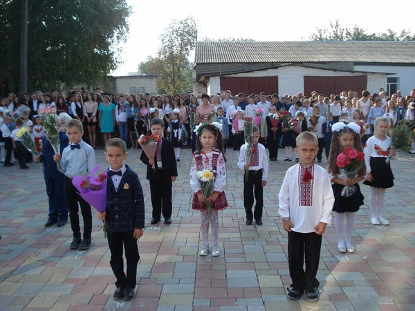 147 першокласників сіли за шкільні парти