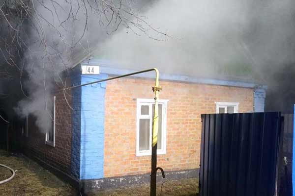 У Гребінці майже вщент згорів будинок