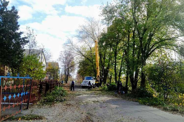 Вулицю Локомотивну у Гребінці чистять від аварійних дерев