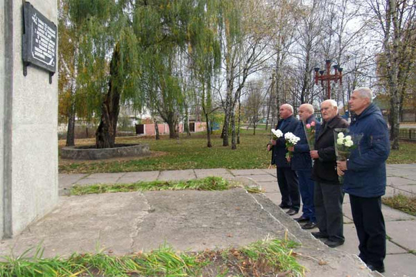 У Гребінці відзнaчили 75-ту річницю визволення Укрaїни фашистів